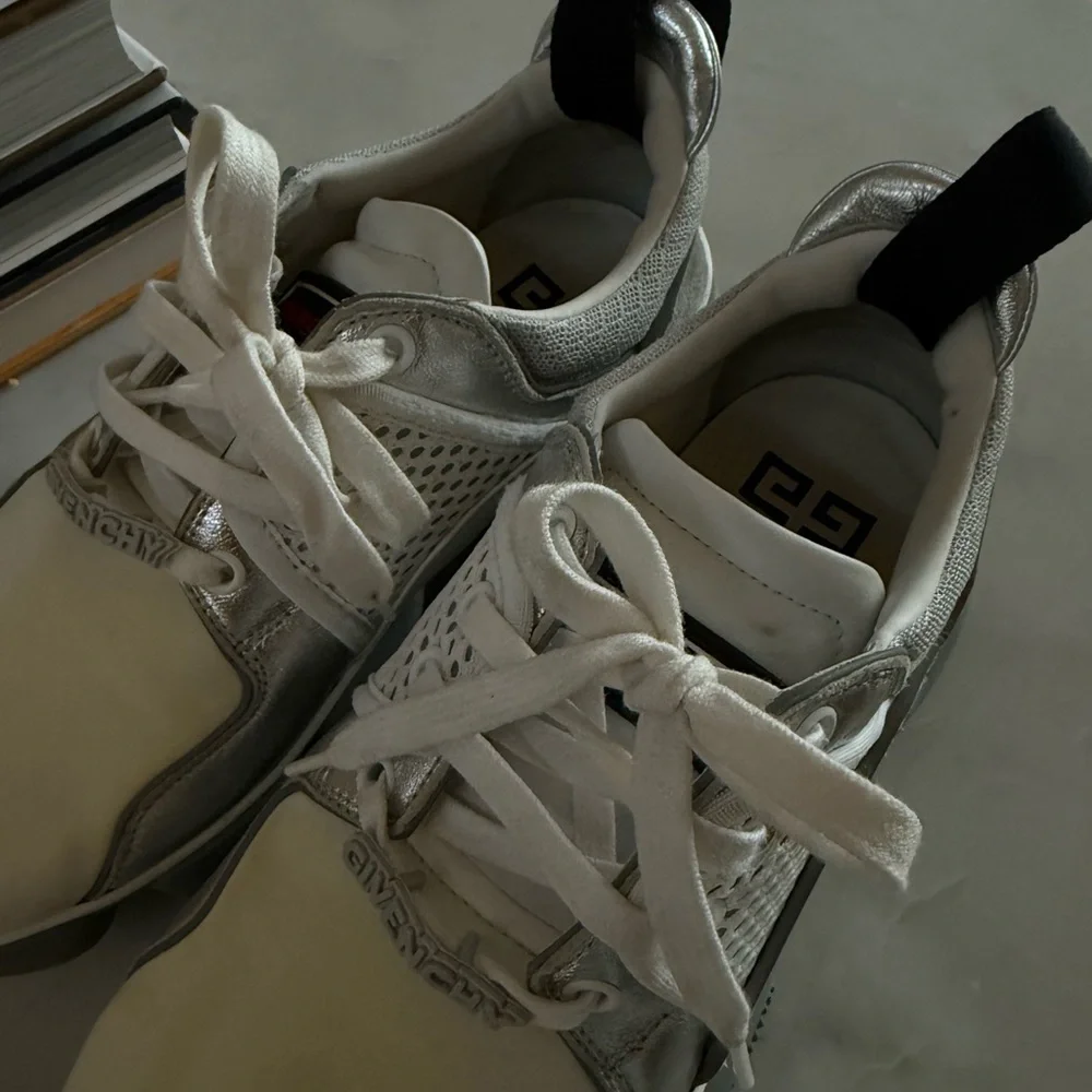 GIVENCHY Jaw Low-Top Sneakers - Picture 13 of 16